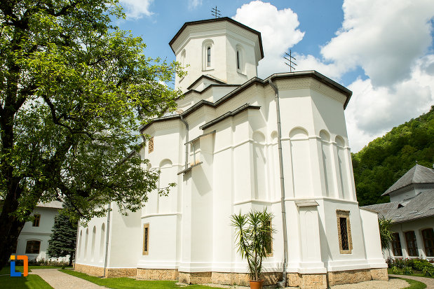 biserica-manastirii-tismana-judetul-gorj-vazuta-din-e.jpg