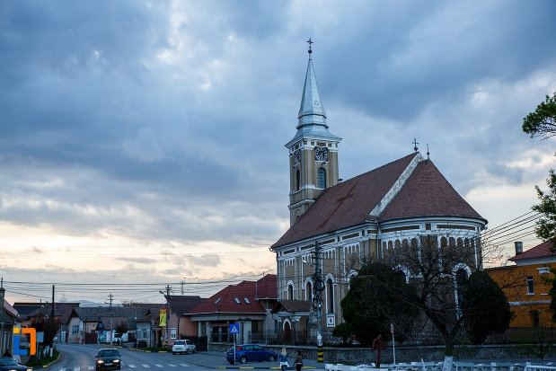 biserica-mare-ortodoxa-din-sebes-judetul-alba-vazuta-din-spate.jpg