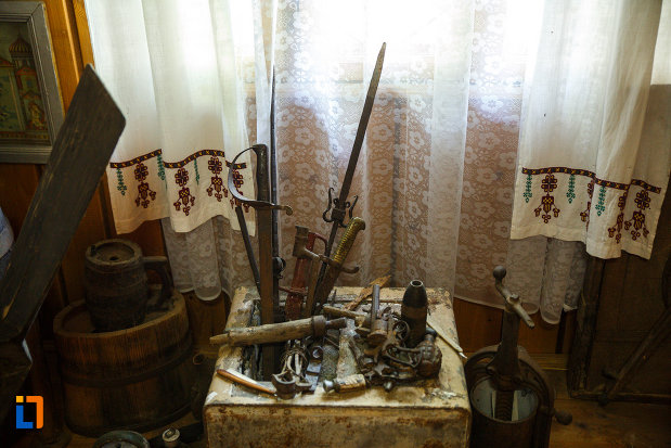 biserica-muzeu-sf-ilie-biserica-noua-din-dragasani-cateva-arme-expuse-aici.jpg
