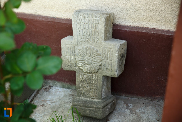 biserica-muzeu-sf-ilie-biserica-noua-din-dragasani-cruce-din-piatra.jpg
