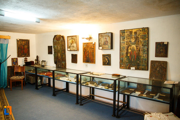 biserica-muzeu-sf-ilie-biserica-noua-din-dragasani-diverse-exponate-bisericesti.jpg