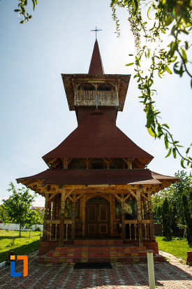 biserica-muzeu-sf-ilie-biserica-noua-din-dragasani-intrarea-in-biserica-de-lemn.jpg