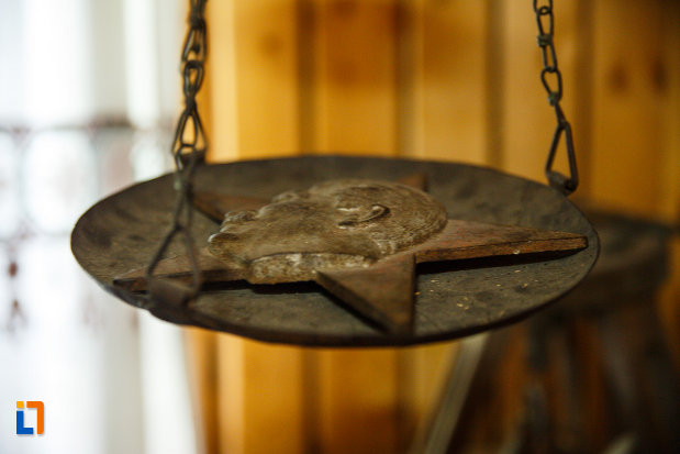 biserica-muzeu-sf-ilie-biserica-noua-din-dragasani-pentagrama-cu-sculptura.jpg
