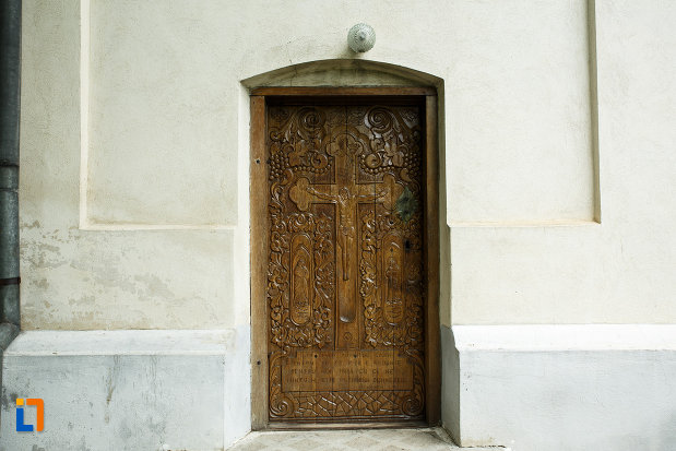 biserica-nasterea-maicii-domnului-din-odobesti-judetul-vrancea-usa-sculptata-din.jpg
