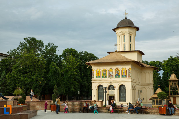 biserica-nasterea-sf-ioan-botezatorul-1664-din-focsani-judetul-vrancea-vazuta-de-la-distanta.jpg