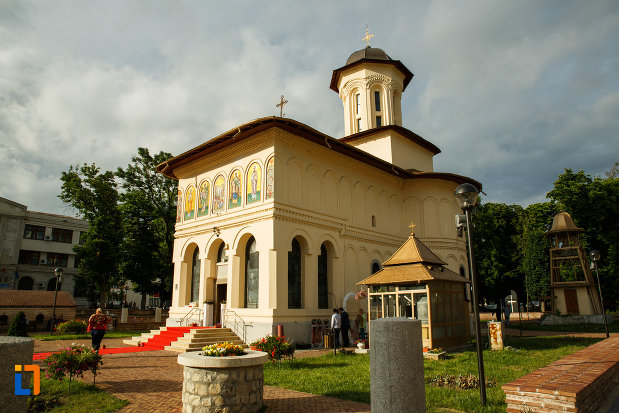 biserica-nasterea-sf-ioan-botezatorul-1664-din-focsani-judetul-vrancea-vazuta-din-lateral.jpg