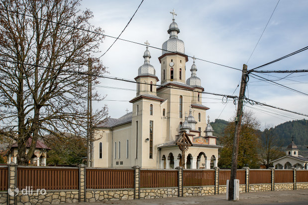 biserica-noua-din-rozavlea-judetul-maramures-vedere-laterala.jpg