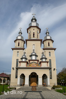 biserica-noua-din-rozavlea-judetul-maramures.jpg