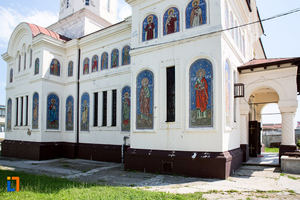 biserica-ortodaxa-sf-gheorghe-din-mangalia-judetul-constanta-vazuta-din-lateral.jpg