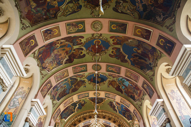 biserica-ortodoxa-adormirea-maicii-domnului-din-lugoj-judetul-timis-imagine-cu-bolta-edificiului.jpg