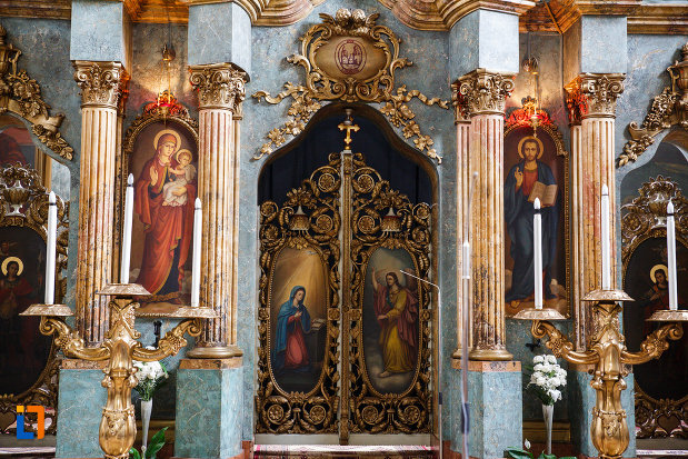 biserica-ortodoxa-adormirea-maicii-domnului-din-lugoj-judetul-timis-usa-cu-motive-specifice.jpg