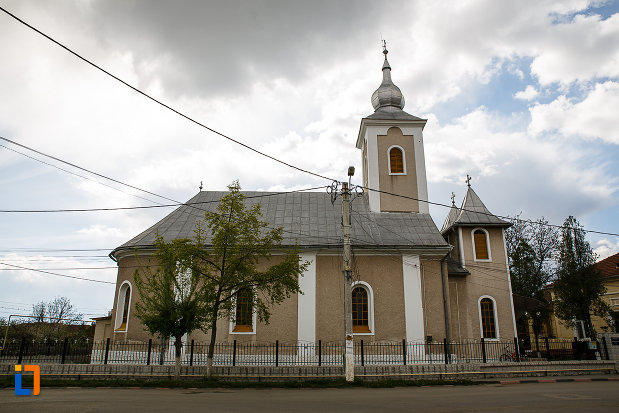 biserica-ortodoxa-din-hateg-judetul-hunedoara-vazuta-din-lateral.jpg