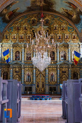 biserica-ortodoxa-nasterea-maicii-domnului-din-sannicolau-mare-judetul-timis-altarul-si-candelabrul-impunator.jpg