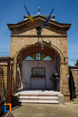 biserica-ortodoxa-nasterea-maicii-domnului-din-sannicolau-mare-judetul-timis-foisor-comemorativ.jpg