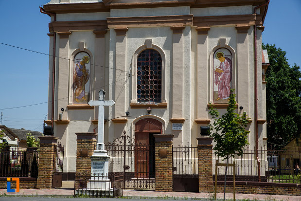 biserica-ortodoxa-nasterea-maicii-domnului-din-sannicolau-mare-judetul-timis-gardul-si-crucea-din-curte.jpg