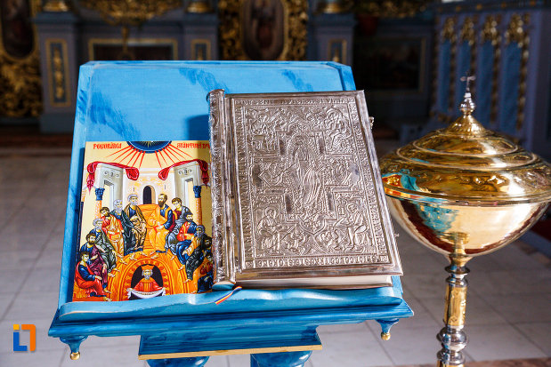 biserica-ortodoxa-nasterea-maicii-domnului-din-sannicolau-mare-judetul-timis-iconostas-si-biblie.jpg