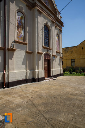 biserica-ortodoxa-nasterea-maicii-domnului-din-sannicolau-mare-judetul-timis-imagine-cu-usa-din-lateral.jpg