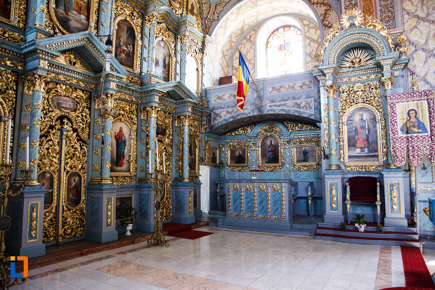 biserica-ortodoxa-nasterea-maicii-domnului-din-sannicolau-mare-judetul-timis-imagine-din-dreapta-altarului.jpg