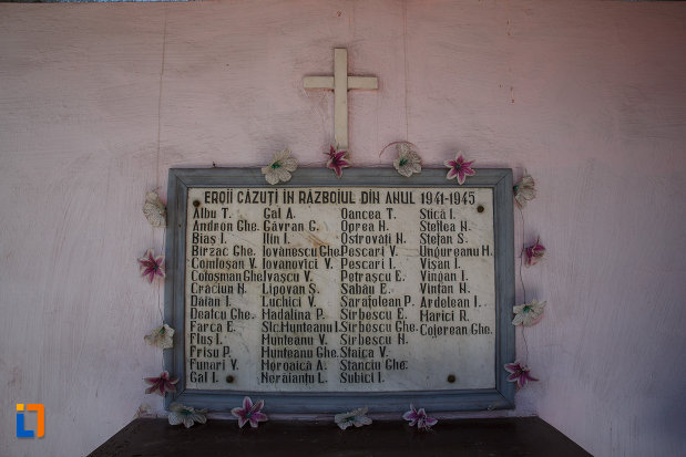 biserica-ortodoxa-nasterea-maicii-domnului-din-sannicolau-mare-judetul-timis-placuta-comemorativa-pentru-eroii-cazuti-in-razboi.jpg