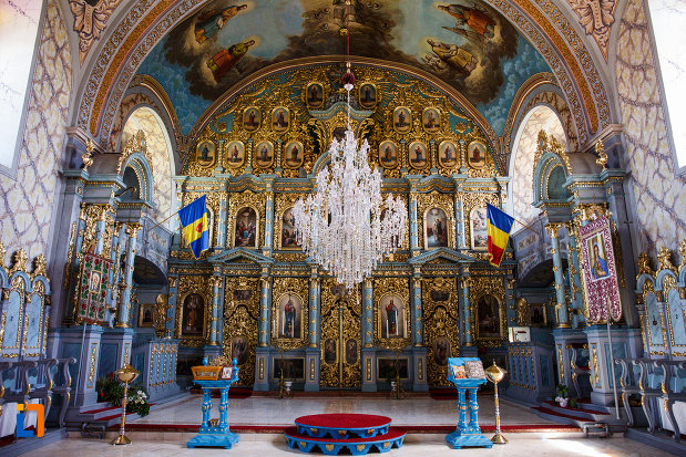 biserica-ortodoxa-nasterea-maicii-domnului-din-sannicolau-mare-judetul-timis-spatiu-dedicat-ceremoniilor-religioase.jpg