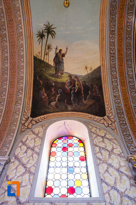 biserica-ortodoxa-nasterea-maicii-domnului-din-sannicolau-mare-judetul-timis-vitraliu-si-pictura-murala.jpg