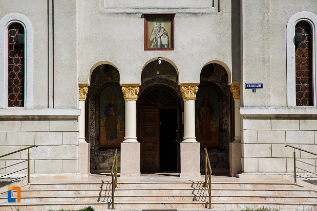biserica-ortodoxa-sf-nicolae-din-orastie-judetul-hunedoara-trepte-si-coloane-de-la-intrare.jpg