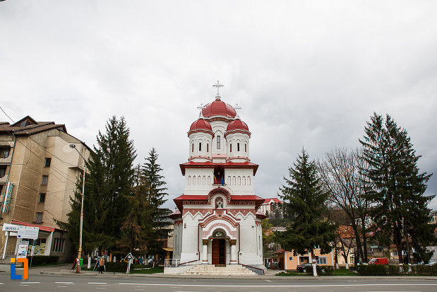 biserica-ortodoxa-sf-treime-din-petrosani-judetul-hunedoara-vazuta-din-fata.jpg