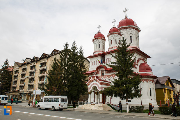 biserica-ortodoxa-sf-treime-din-petrosani-judetul-hunedoara-vazuta-din-lateral.jpg