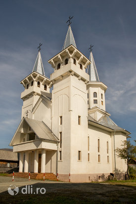 biserica-ortodoxa-sfanta-treime-din-surdesti-judetul-maramures-vedere-laterala.jpg