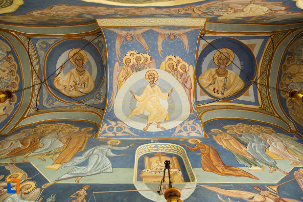 biserica-ovidenia-din-odobesti-judetul-vrancea-bolta-pictata.jpg