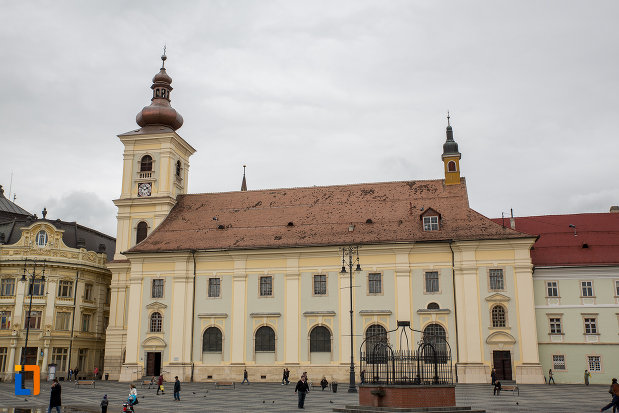 biserica-parohiala-evanghelica-sf-maria-din-sibiu-judetul-sibiu-vazuta-din-piata-mare.jpg