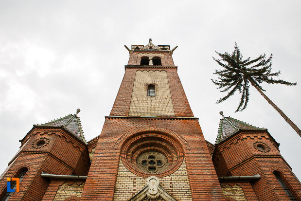 biserica-reformata-din-deva-judetul-hunedoara-fatada-vazuta-de-jos.jpg