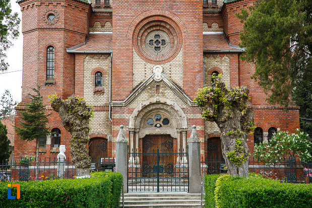 biserica-reformata-din-deva-judetul-hunedoara-fotografie-cu-poarta.jpg