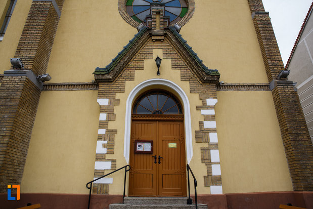 biserica-reformata-din-lugoj-judetul-timis-usa-din-lemn.jpg