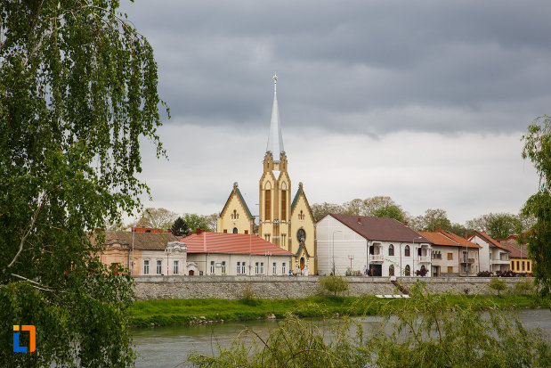 biserica-reformata-din-lugoj-judetul-timis-vazuta-de-pe-malul-timisului.jpg