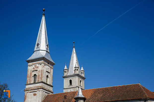 biserica-reformata-din-orastie-judetul-hunedoara-imagine-cu-acoperisul.jpg