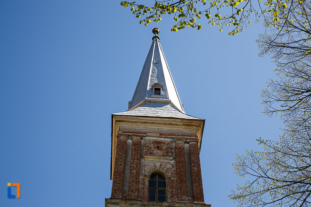 biserica-reformata-din-orastie-judetul-hunedoara-prim-plan-cu-turnul-bisericii.jpg