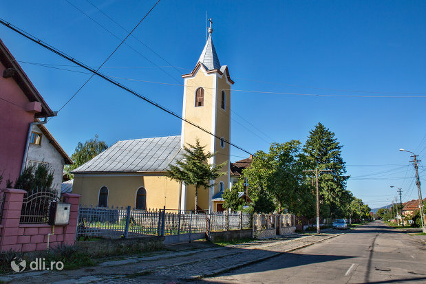 biserica-romano-catolica-din-negresti-oas-judetul-satu-mare-vedere-laterala.jpg