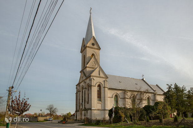biserica-romano-catolica-din-valea-lui-mihai-judetul-bihor-vazuta-din-lateral.jpg