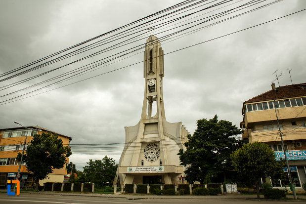 biserica-romano-catolica-sf-apostoli-petru-si-pavel-din-focsani-judetul-vrancea-vazuta-din-departare.jpg