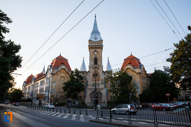 biserica-romano-catolica-sf-cruce-din-timisoara-judetul-timis-vazuta-de-la-distanta.jpg