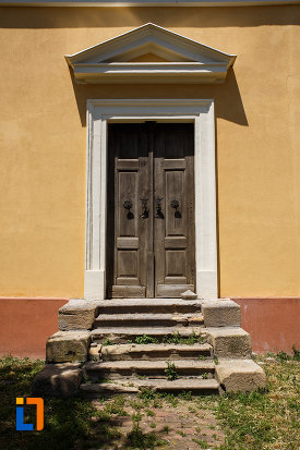 biserica-romano-catolica-sf-tereza-din-sannicolau-mare-judetul-timis-imagine-cu-usa-din-lemn-secundara.jpg