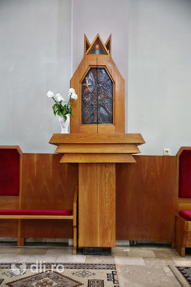 biserica-romano-catolica-sfantul-duh-din-satu-mare-detaliu-altar.jpg