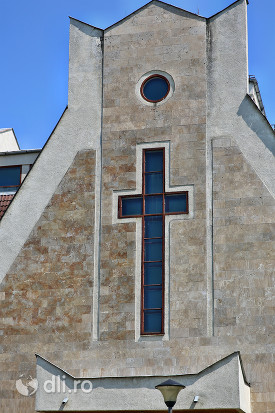 biserica-romano-catolica-sfantul-duh-din-satu-mare-detaliu-cruce.jpg