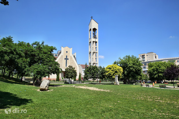 biserica-romano-catolica-sfantul-duh-din-satu-mare-vedere-de-la-departare-din-parc.jpg