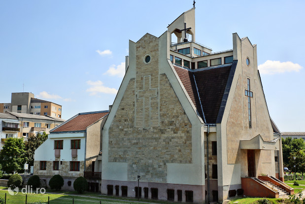 biserica-romano-catolica-sfantul-duh-din-satu-mare-vedere-de-pe-digul-raului-somes.jpg