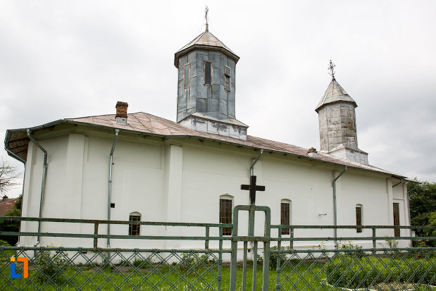 biserica-schimbarea-la-fata-din-moreni-judetul-dambovita-vazuta-din-lateral.jpg