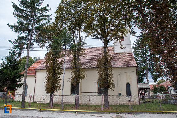 biserica-sf-anton-de-padova-din-zarnesti-judetul-brasov-vazuta-din-lateral.jpg