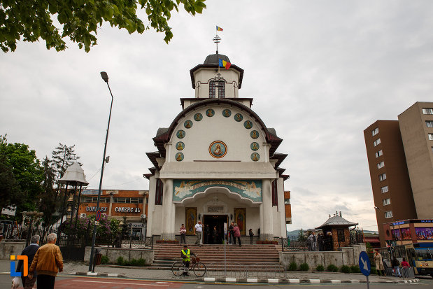 biserica-sf-apostoli-petru-si-pavel-din-ramnicu-valcea-judetul-valcea-fatada-principala.jpg