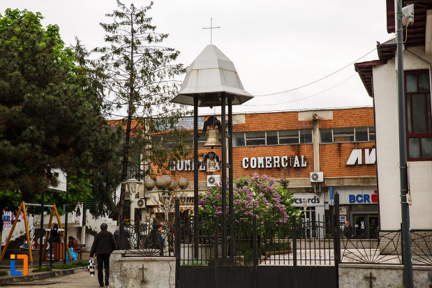 biserica-sf-apostoli-petru-si-pavel-din-ramnicu-valcea-judetul-valcea-imagine-cu-clopotul.jpg